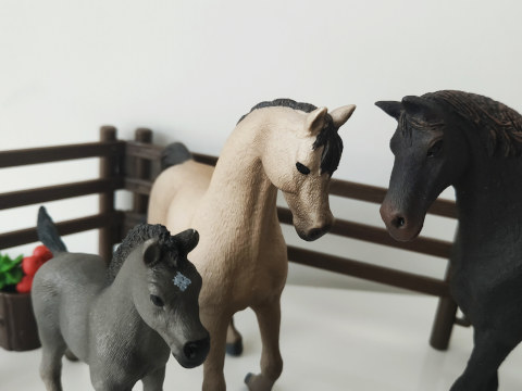 Na obrázku jsou plastové figurky koňů